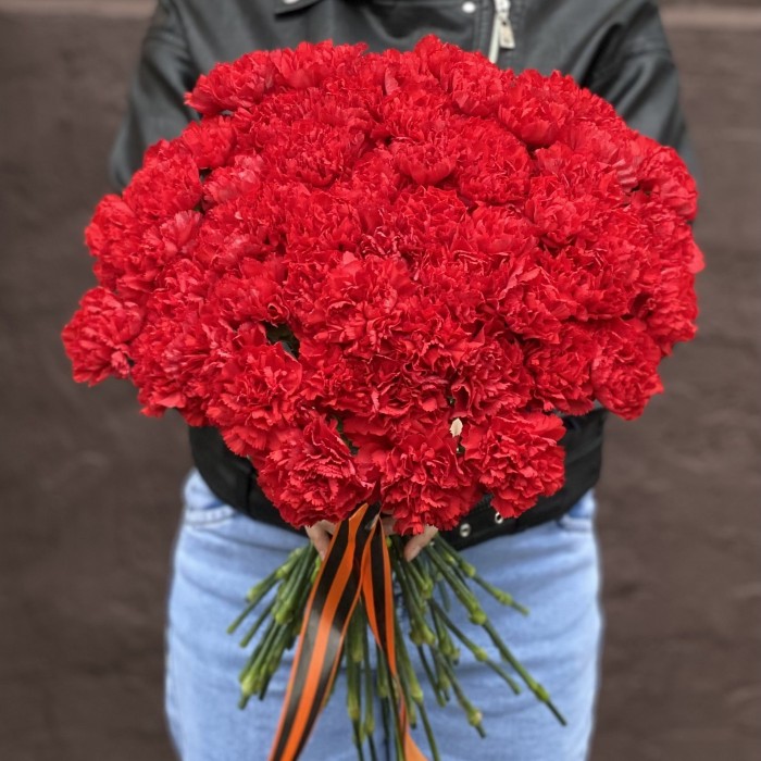 60 красных гвоздик с Георгиевской лентой