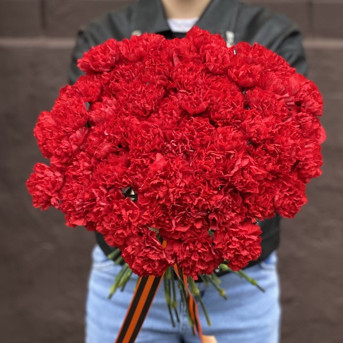 60 красных гвоздик с Георгиевской лентой