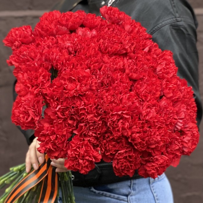 60 красных гвоздик с Георгиевской лентой