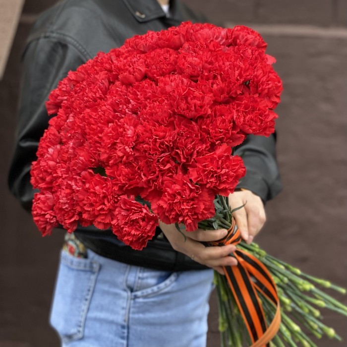 60 красных гвоздик с Георгиевской лентой