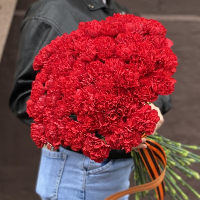 60 красных гвоздик с Георгиевской лентой