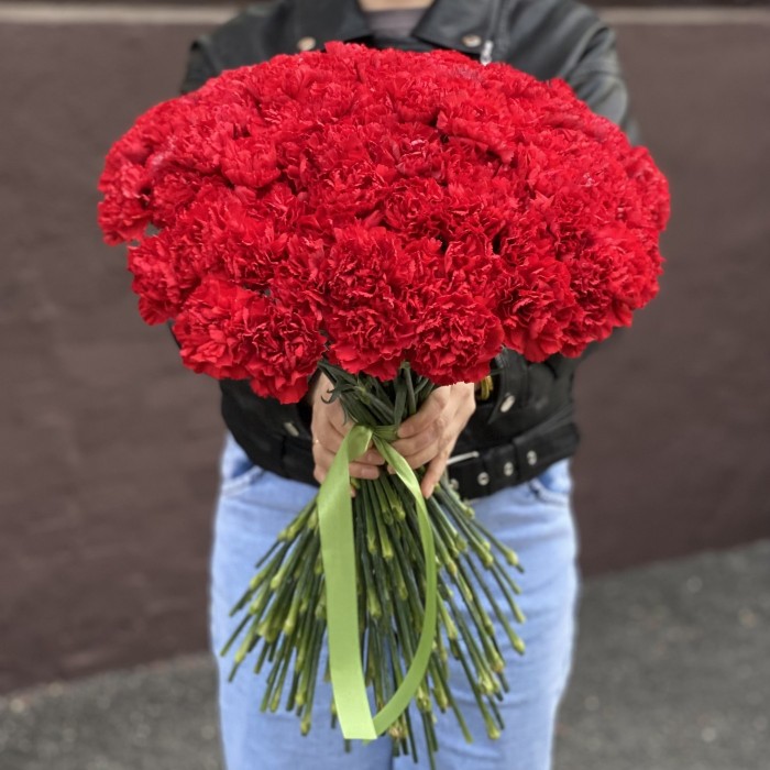 80 красных гвоздик