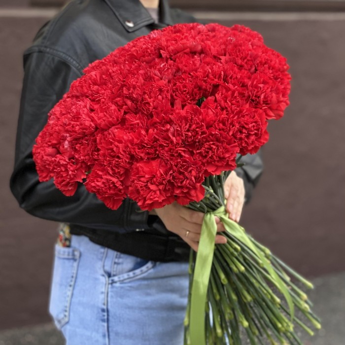 80 красных гвоздик