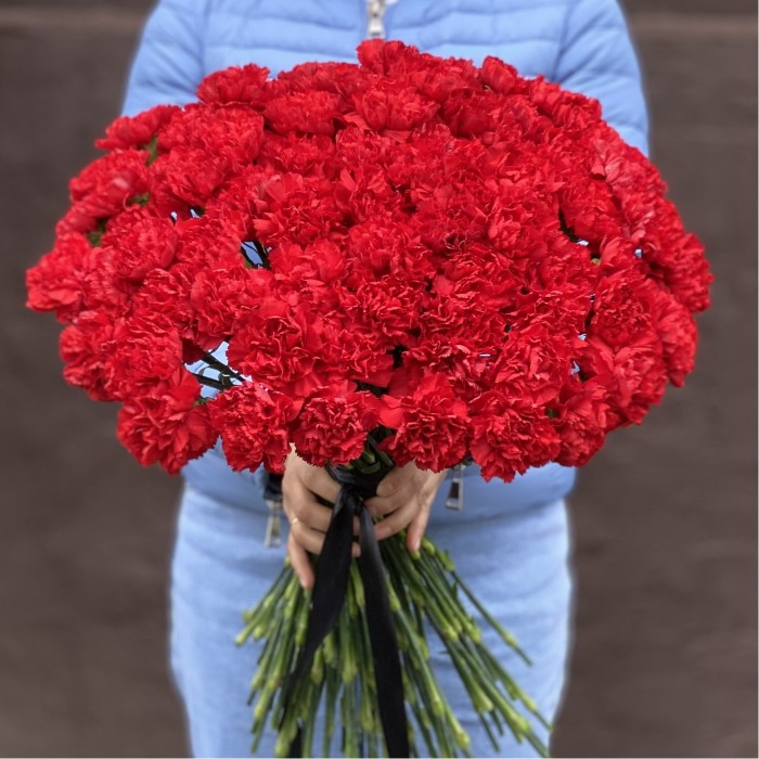 80 красных гвоздик с черной лентой