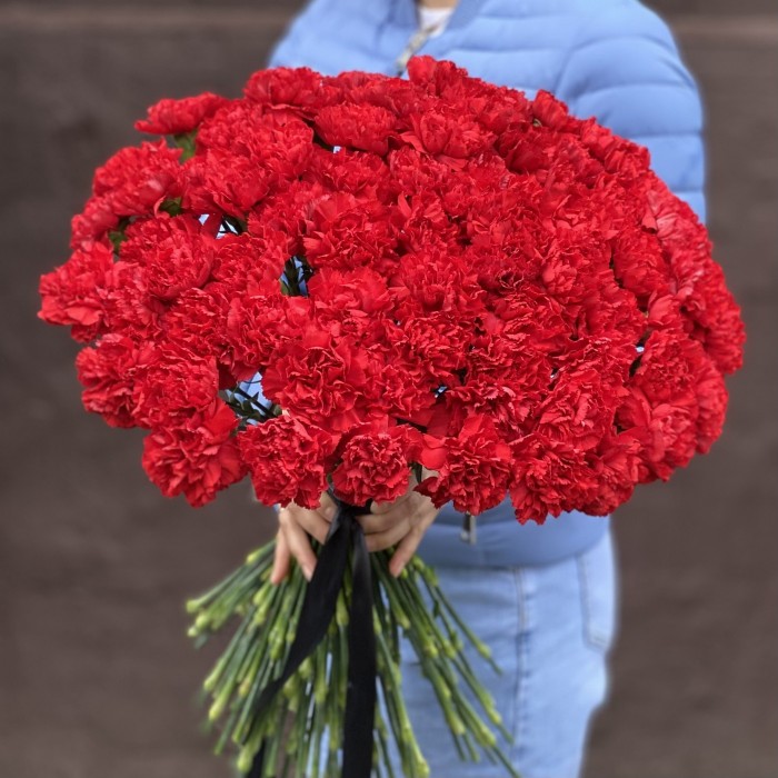 80 красных гвоздик с черной лентой