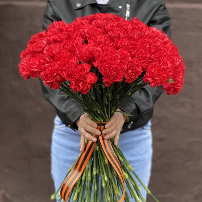 80 красных гвоздик с Георгиевской лентой
