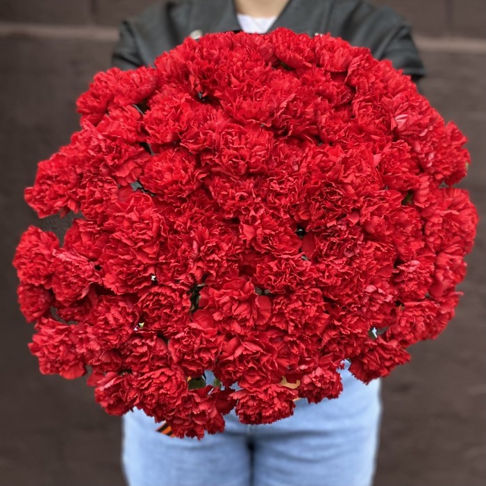 80 красных гвоздик с Георгиевской лентой