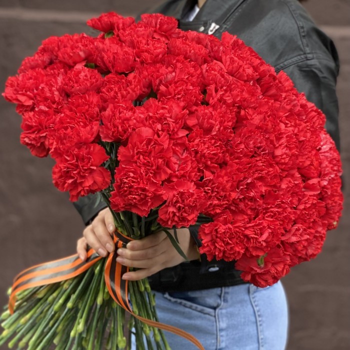 80 красных гвоздик с Георгиевской лентой