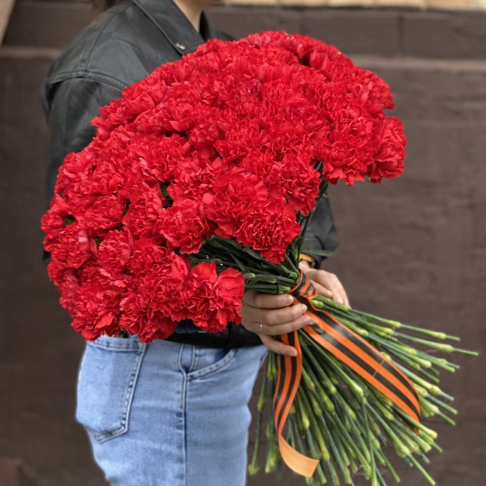 80 красных гвоздик с Георгиевской лентой