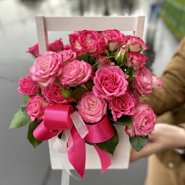 Кустовые розы в мини коробке