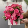 Кустовые розы в мини коробке