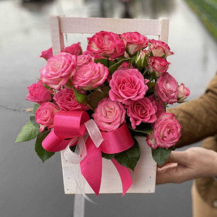 Кустовые розы в мини коробке