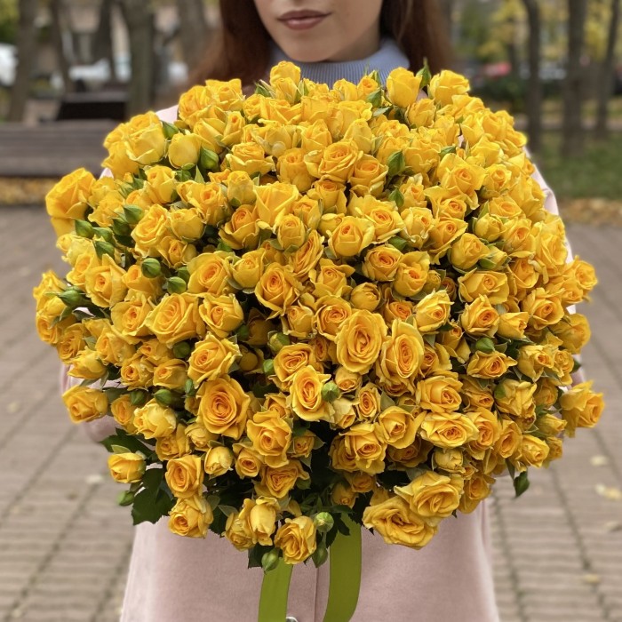 Кустовая жёлтая  роза