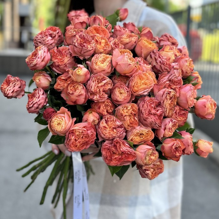 Кустовая пионовидная оранжевая роза Ля Мандарин