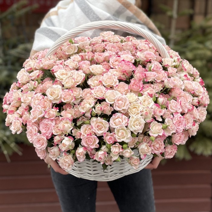 101 кустовая роза Рефлекс в корзине