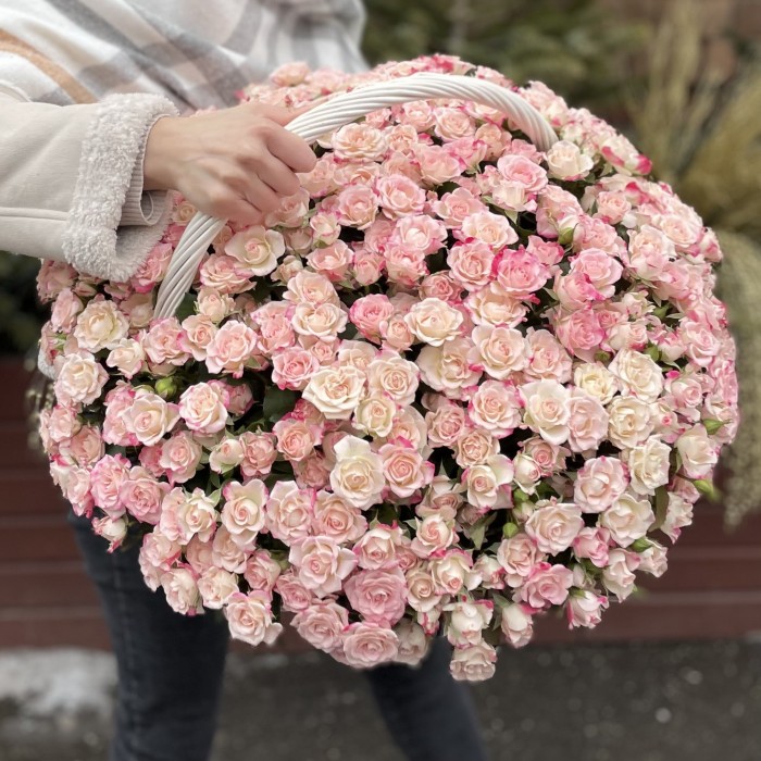 101 кустовая роза Рефлекс в корзине