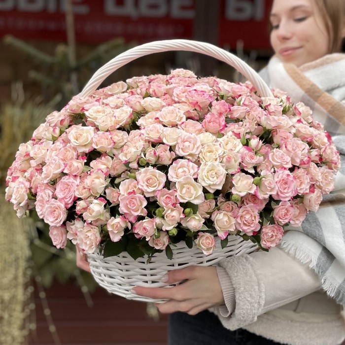 101 кустовая роза Рефлекс в корзине