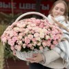 101 кустовая роза Рефлекс в корзине