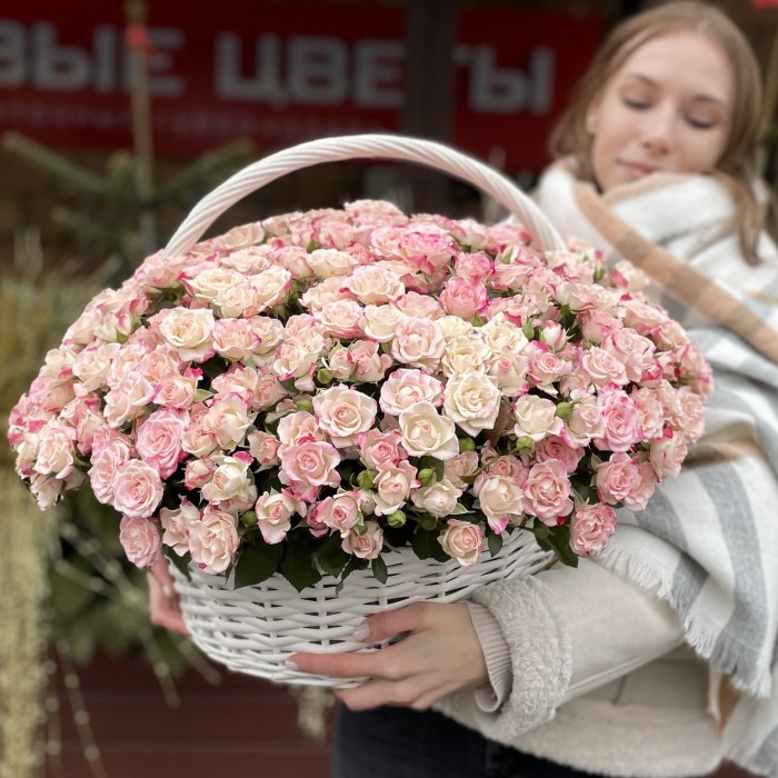 101 кустовая роза Рефлекс в корзине