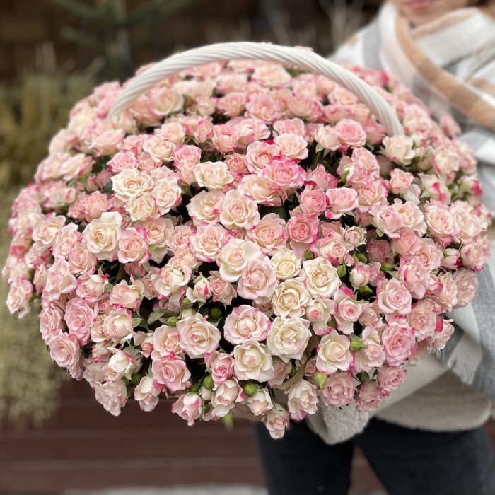 101 кустовая роза Рефлекс в корзине