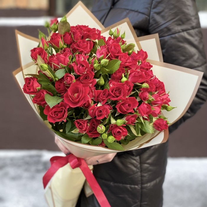 15 кустовых красных роз Рубикон 50 см