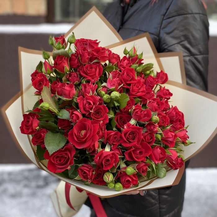 15 кустовых красных роз Рубикон 50 см