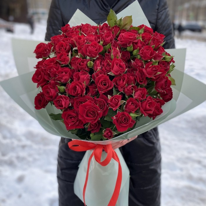 25 кустовых красных роз Рубикон 80 см