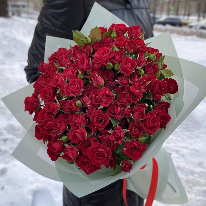 25 кустовых красных роз Рубикон 80 см