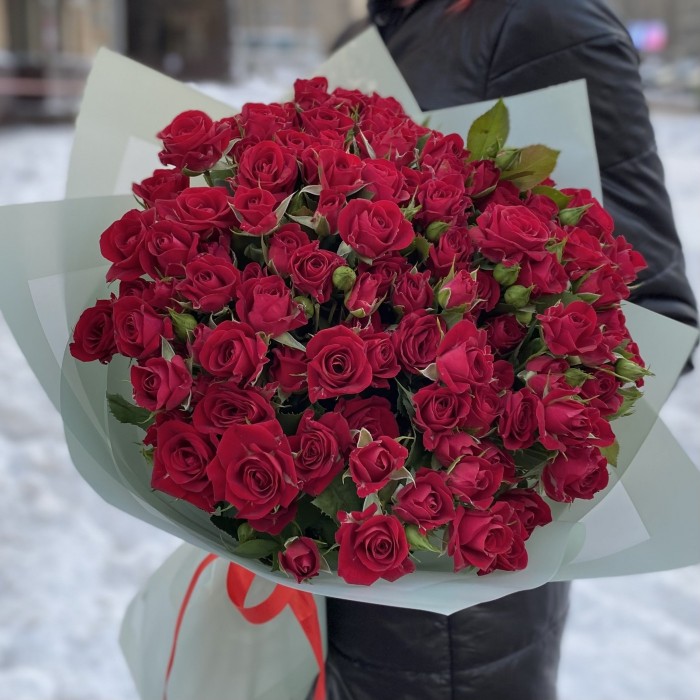 25 кустовых красных роз Рубикон 80 см