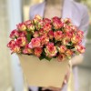 Яркие кустовые розы в коробке