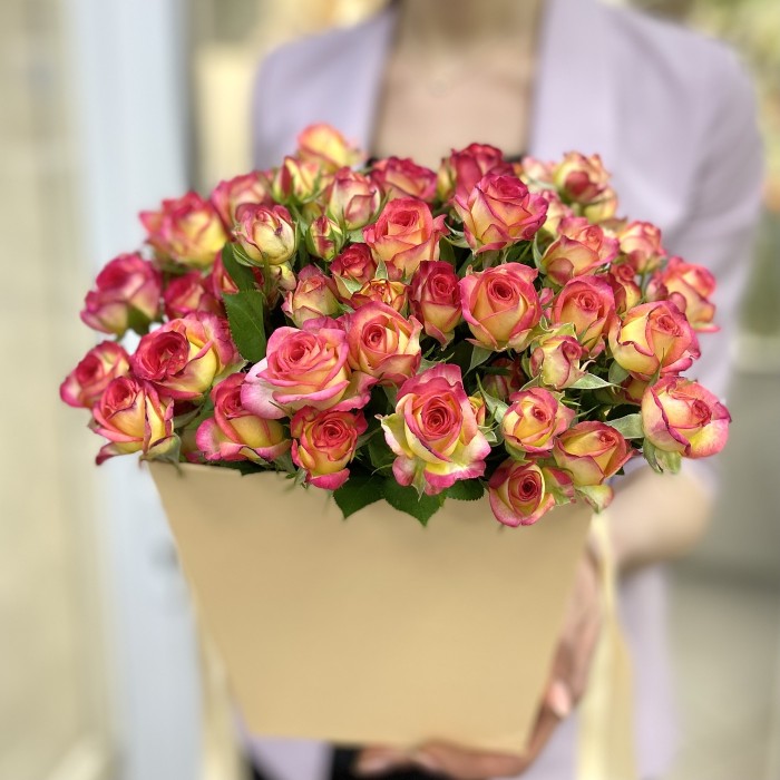 Яркие кустовые розы в коробке