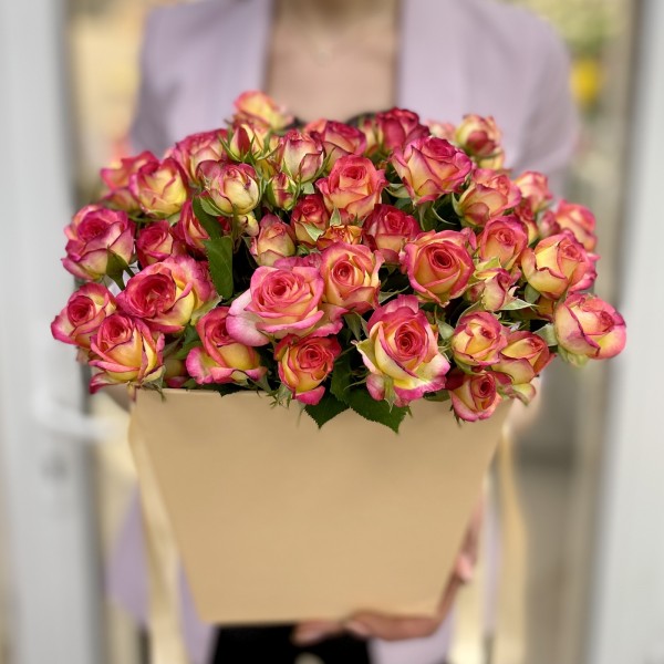 Яркие кустовые розы в коробке