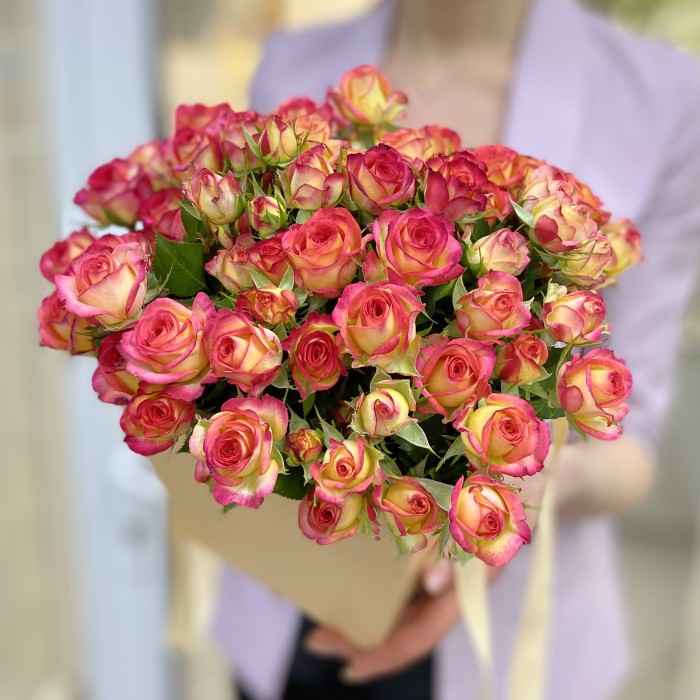 Яркие кустовые розы в коробке