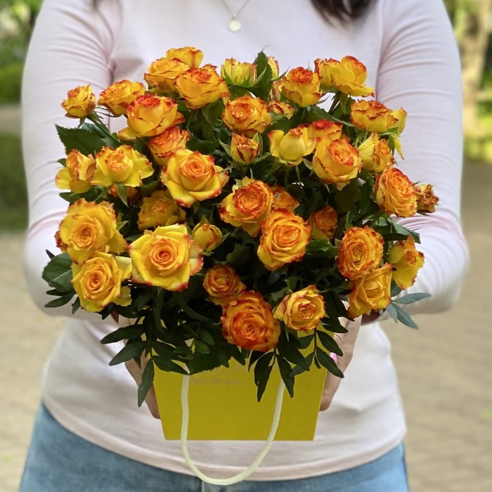 Кустовые желто-красные розы Айлайнер в коробке