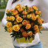 Кустовые желто-красные розы Айлайнер в коробке