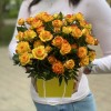 Кустовые желто-красные розы Айлайнер в коробке