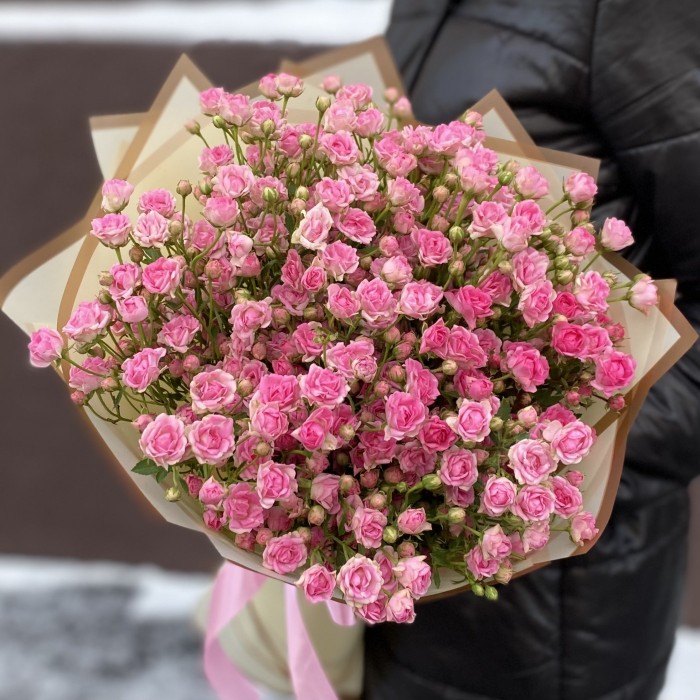 25 кустовых розовых роз Джипси 40см