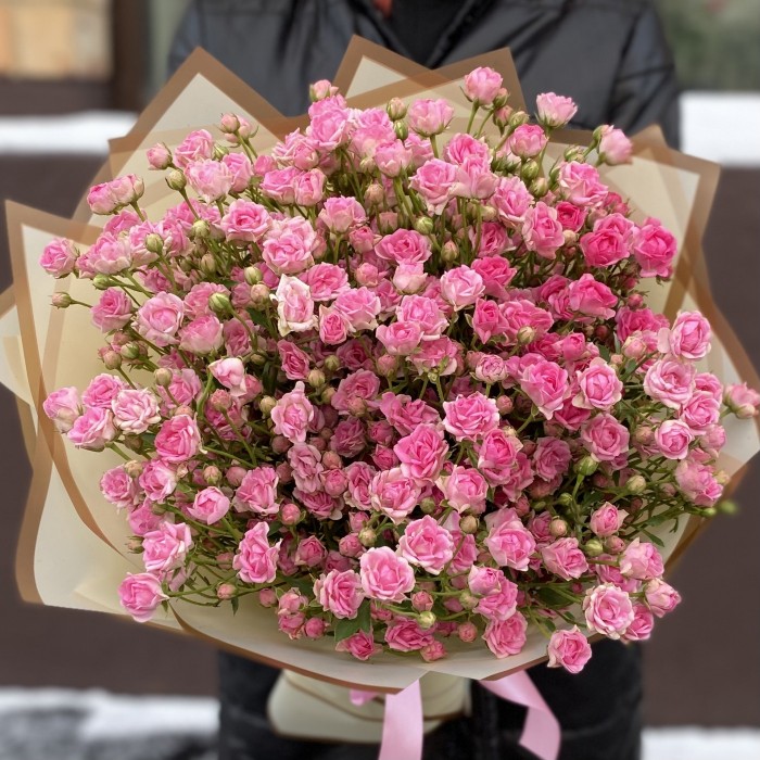 25 кустовых розовых роз Джипси 40см