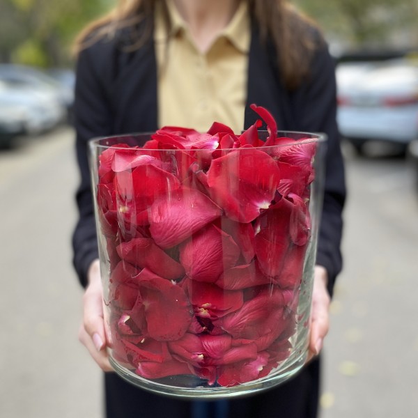 Лепестки роз