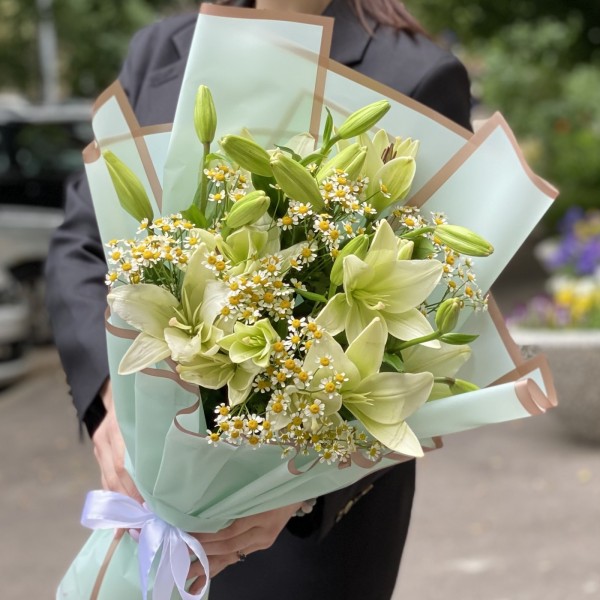 5 белых лилий Азиатка с ромашками