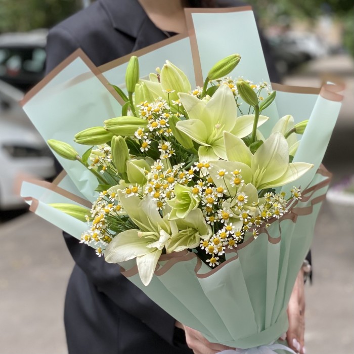 5 белых лилий Азиатка с ромашками