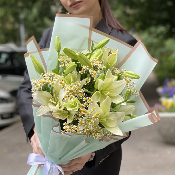 5 белых лилий Азиатка с ромашками
