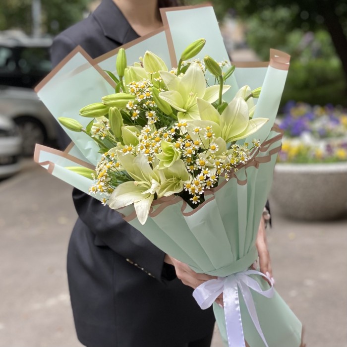 5 белых лилий Азиатка с ромашками