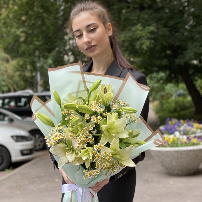 5 белых лилий Азиатка с ромашками