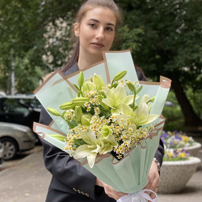 5 белых лилий Азиатка с ромашками