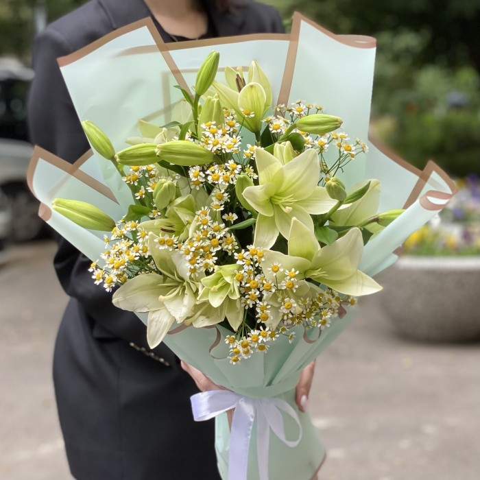 5 белых лилий Азиатка с ромашками