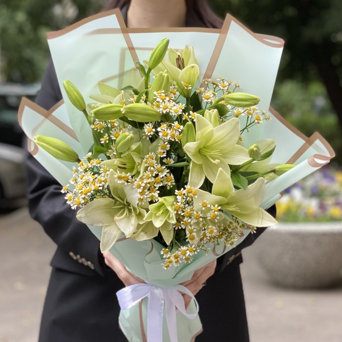 5 белых лилий Азиатка с ромашками