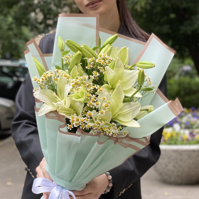 5 белых лилий Азиатка с ромашками