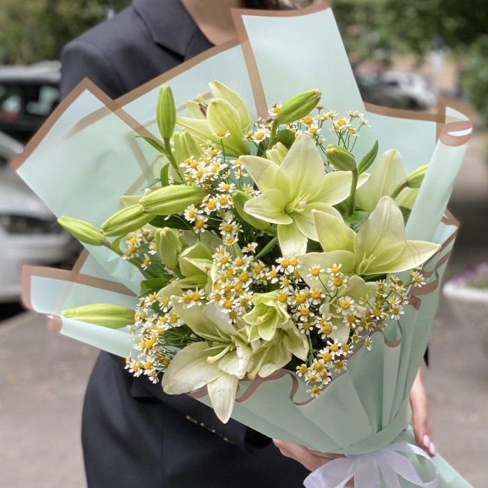 5 белых лилий Азиатка с ромашками