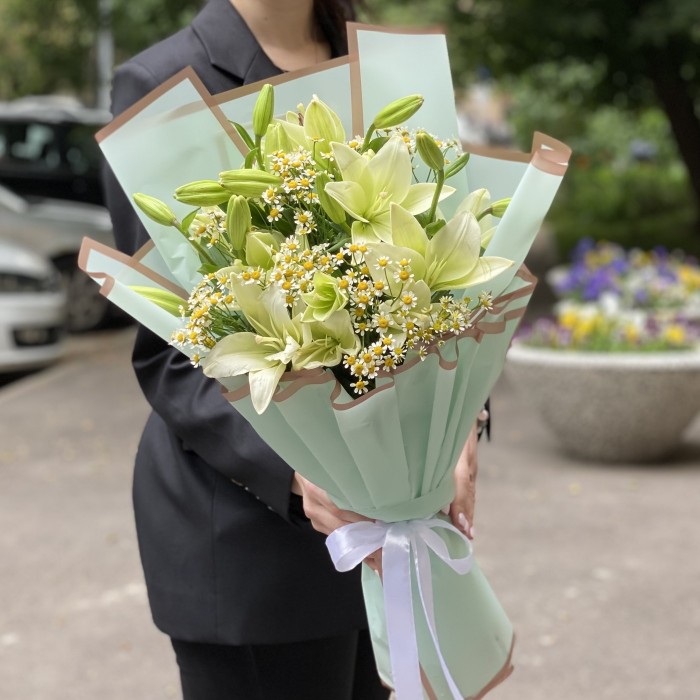5 белых лилий Азиатка с ромашками